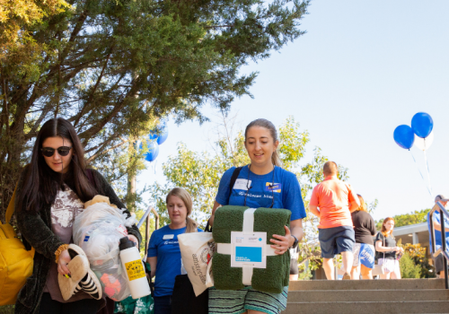 Photo of Students and Alumni on Move-in Day